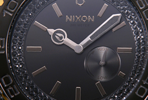 nixon_watch_42-20_tide_all_black_black_crystal_mein4